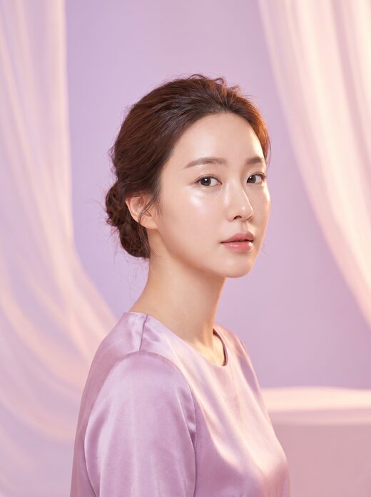 올림머리를 한 여성 모델 일러스트, 환한 눈밑 강조