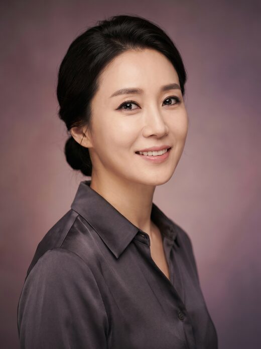 우아한 중년 여성 모델 일러스트, 또렷한 눈매