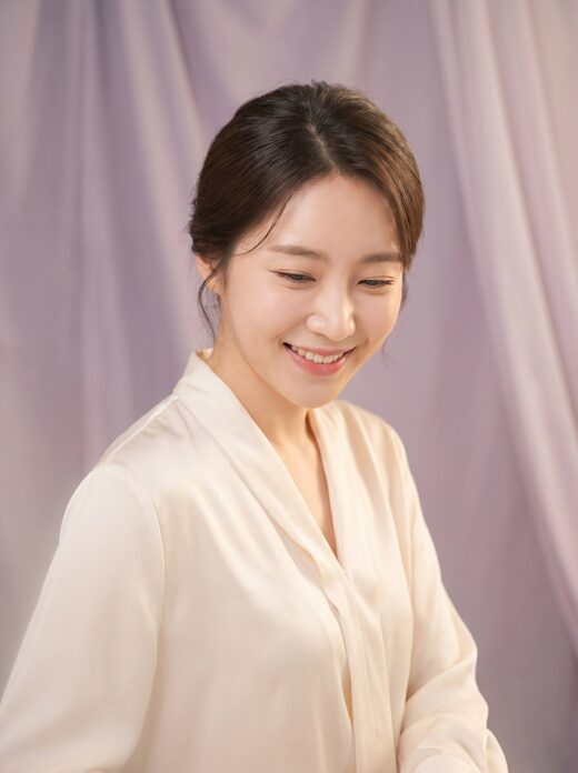 맑은 눈가의 여성 일러스트