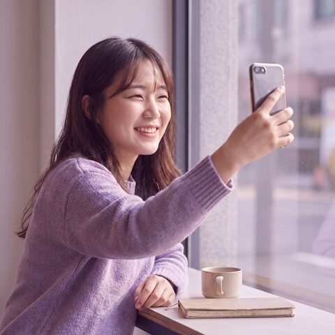 창가에서 찍은 셀피 일러스트