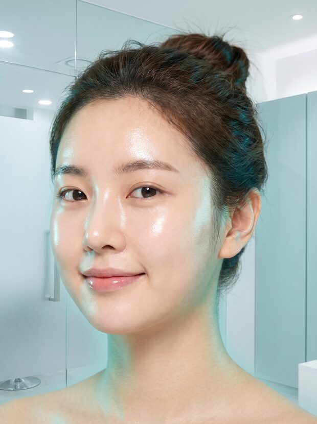 맑고 촉촉한 피부결을 표현한 워터 글로우 무드 포트레이트
