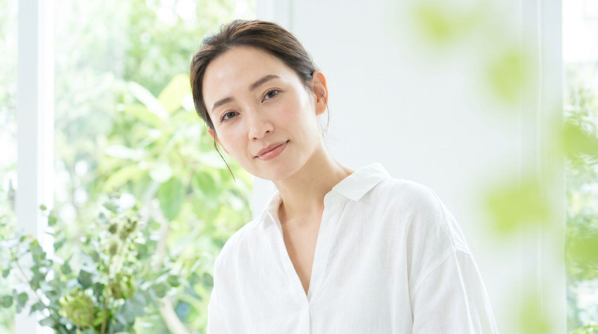 맑고 환한 피부의 여성을 담은 안티에이징 콘셉트 비주얼 (AI 생성 예시 이미지)