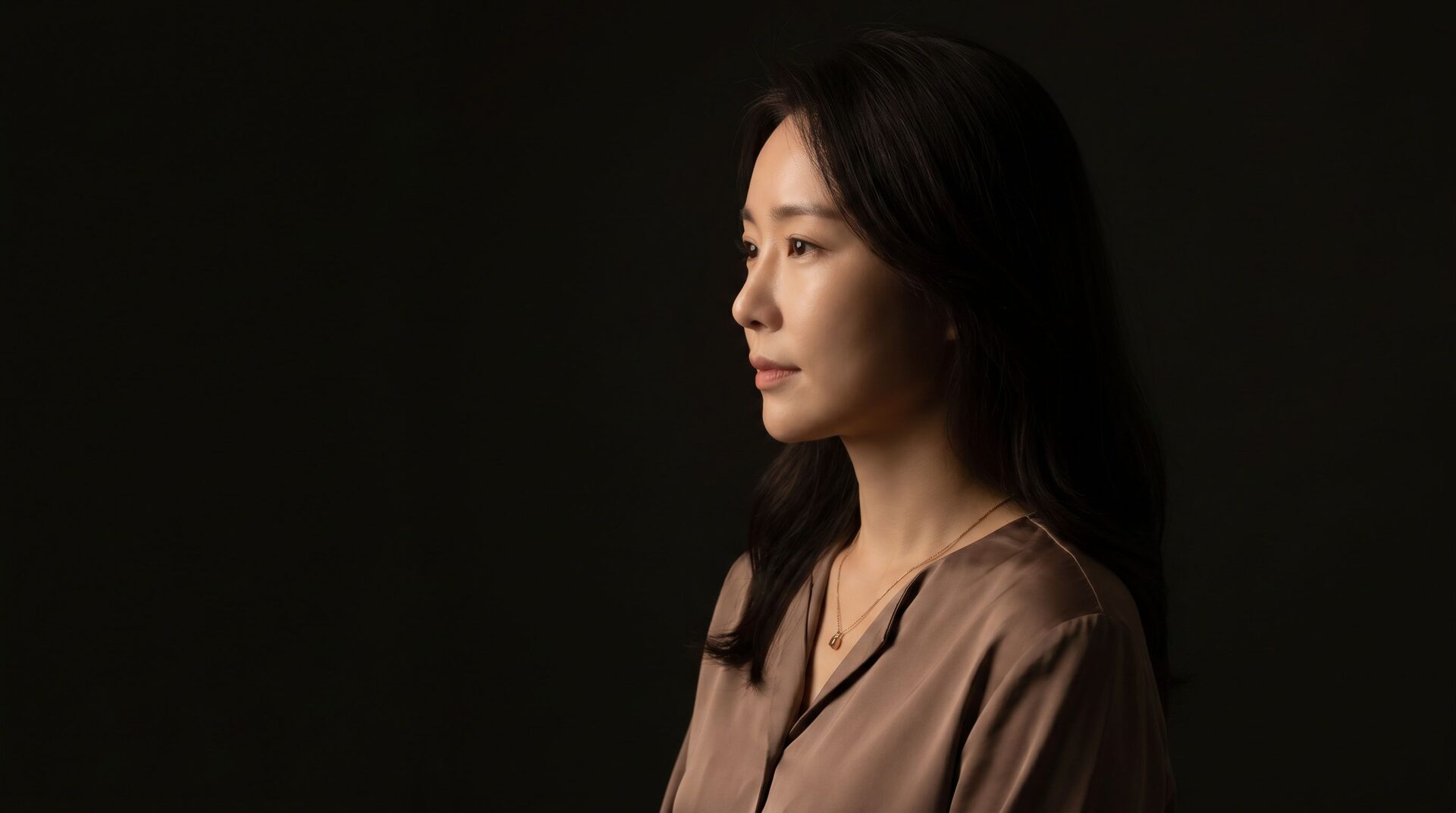 차분한 표정의 여성 예시 이미지