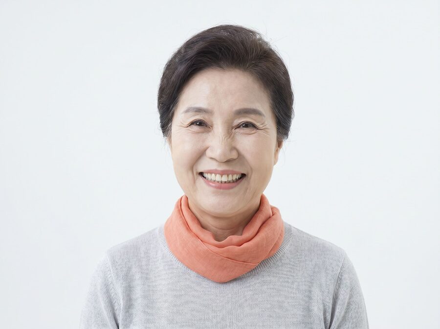 임플란트 후 밝게 웃는 시니어 예시 이미지